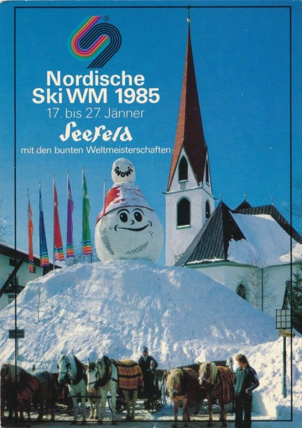 Plakat für die Nordischen Ski-Weltmeisterschaften 1985 in Seefeld, Schweiz, das eine schneebedeckte Landschaft mit Skifahrern, Pferden, Stöcken, Flaggen, Gebäuden, Bäumen und Himmel im Hintergrund sowie textliche Informationen zum Ereignis zeigt.