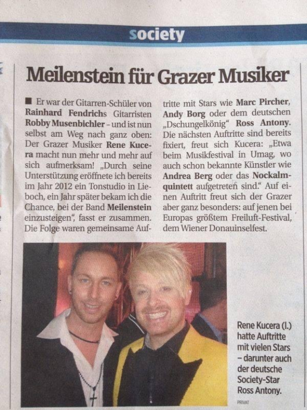 Zwei Männer in Anzügen, die in einer Zeitungsartikel mit der Überschrift "Grazer Musiker" vom März 2012 lächeln.