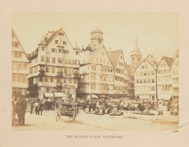 Schwarz-weißes Foto eines belebten Marktplatzes in Stuttgart, Deutschland, mit Gebäuden, Menschen, Karren und verstreuten Gegenständen; Text ist unten sichtbar.