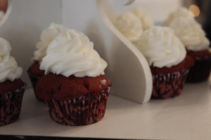 Mehrere Cupcakes sind zusammen angeordnet, jeder mit einer Gitterschlags-Schicht oben drauf.