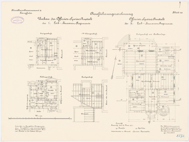 Schwarzer und weißer Grundriss des ehemaligen Bundeskanzleramts mit detaillierter Architekturplanung und Text.