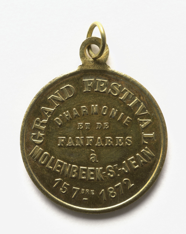 Eine Goldmedaille mit der Aufschrift "Großes Festival" vor einem weißen Hintergrund.