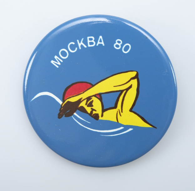 Ein blauer Aufnäher mit einem Mann, der im Wasser schwimmt, und dem Text "Mockba 80" auf einem weißen Hintergrund.