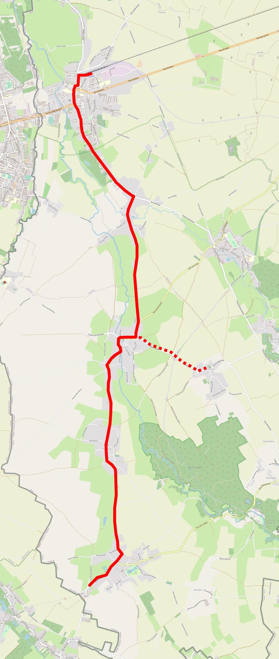 Karte einer Stadt mit einer roten Linie, die eine Radtourroute markiert, die Straßen, Sehenswürdigkeiten und Punkte von Interesse entlang des Weges zeigt.