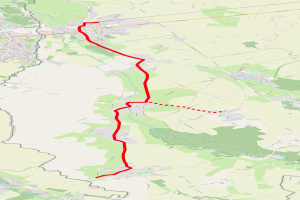 Karte einer Stadt mit einer roten Linie, die eine Radtourroute markiert, die Straßen, Sehenswürdigkeiten und Punkte von Interesse entlang des Weges zeigt.