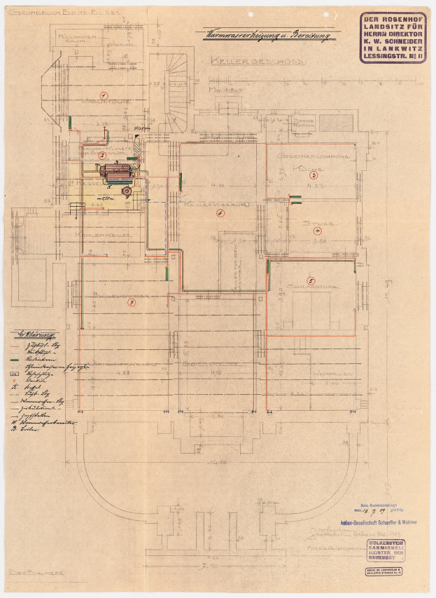 Schwarz-weißer Architekturplan des Rosenhof-Krankenhauses in Hamburg, Deutschland, mit detaillierten Grundrissen, beschrifteten Räumen, Fluren und ausführlicher Verkabelung an der Gebäudeaußenseite.
