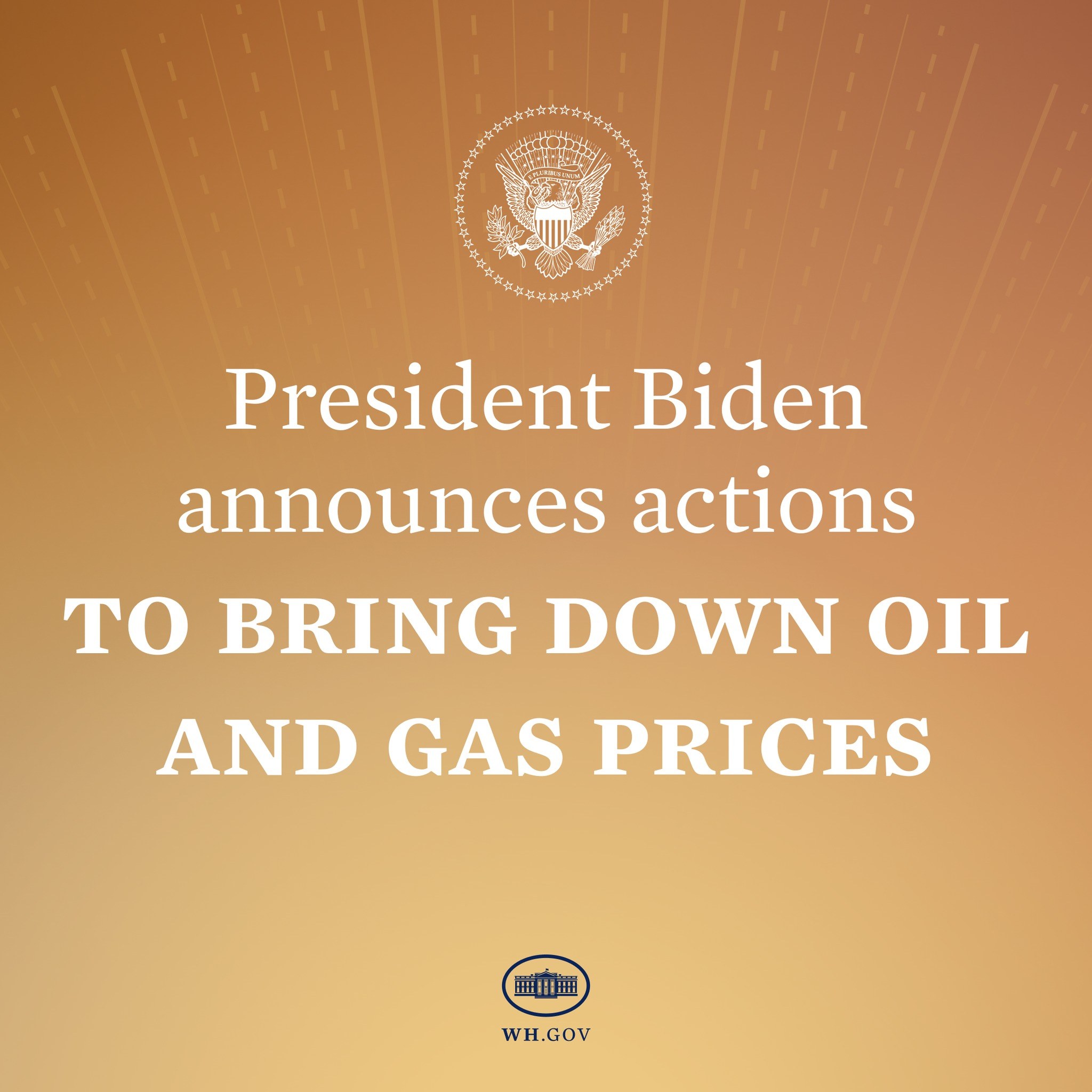 Präsident Biden an einem Rednerpult mit einem Plakat, auf dem ein Logo und ein Text zu sehen sind, bei der Ankündigung von Maßnahmen zur Reduzierung der Öl- und Gaspreise.