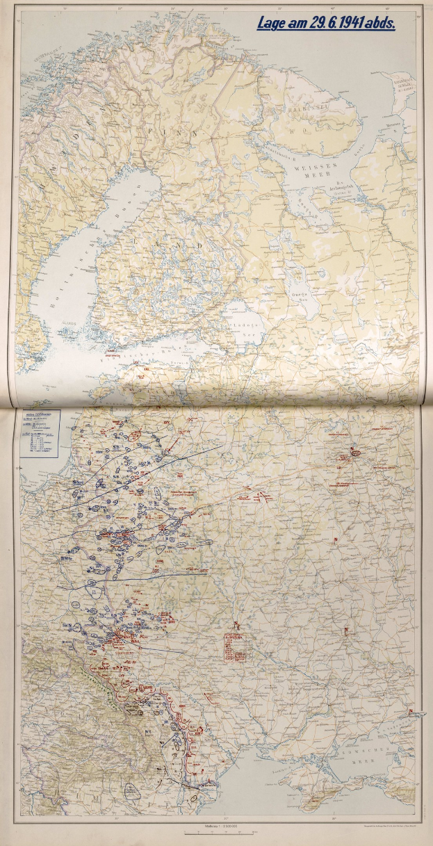 Ein altes Buch mit einer detaillierten Karte von Europa, die geografische Merkmale wie Flüsse, Berge und Städte zeigt und von Text begleitet wird, der verschiedene Orte benennt.
