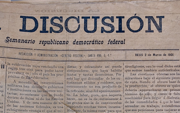 Gelblicher Zeitungsausschnitt mit schwarzer Tinten-Schrift, Überschrift "Semanario Repúblicano Democrático Federal", mit dem Wort "Diskussion", leicht zerknittert von der Handhabung.