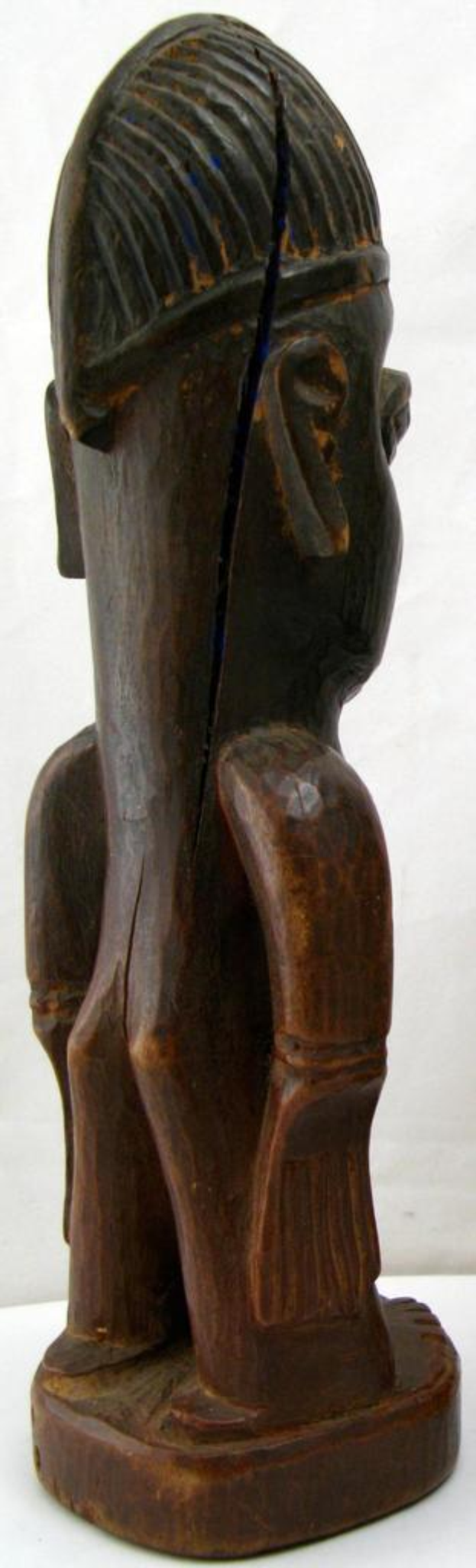 Eine hölzerne Skulptur.