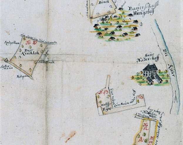 Altes Buch mit einer detaillierten Karte einer kleinen Stadt auf dem Cover, einschließlich Straßen, Gebäuden und anderen Merkmalen, begleitet von Text, der zusätzliche Informationen über die Stadt liefert.