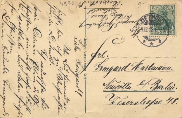 Alte deutsche Postkarte mit einer 5-Cent-Marke aus dem Jahr 1930, die den Text "Deutsches Reich" zeigt.