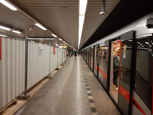 CDU-Fraktion in Berlin testet Barrieren im U-Bahn-Netz