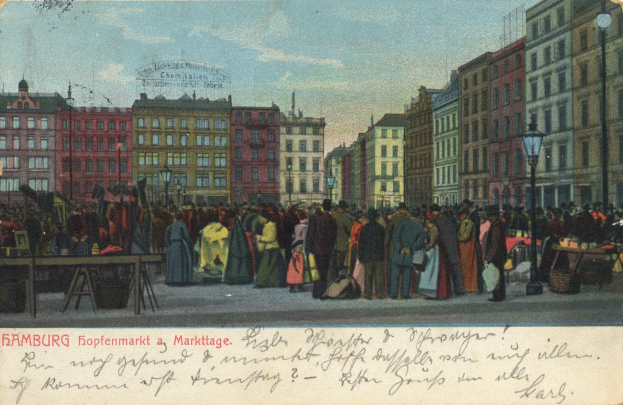 Eine sepiafarbene Postkarte zeigt eine belebte MarktSzene in Hamburg, Deutschland, mit Menschen, Tischen voller Waren, Schildern, Gebäuden und einem bewölkten Himmel.