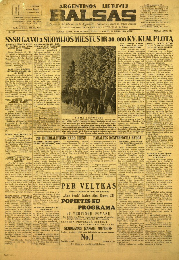 Alte Zeitung mit gelblichen Seiten, die ein Schwarz-Weiß-Foto von Menschen in traditioneller Kleidung in einer ländlichen Umgebung zeigt.