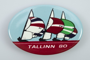 Der lettische Europaabgeordnete Kols überreichte Kaja Kallas ein Aufkleber mit einem 'Baltic Chihuahua' vor dem Hintergrund der Flaggen der Baltischen Staaten