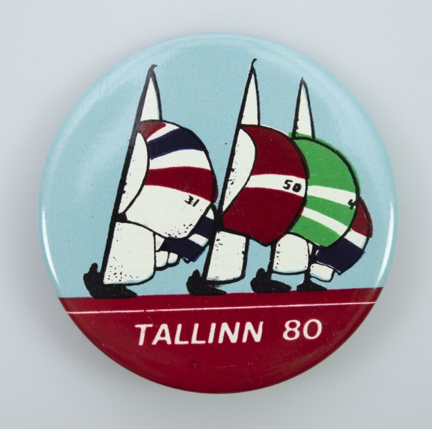 Der lettische Europaabgeordnete Kols überreichte Kaja Kallas ein Aufkleber mit einem 'Baltic Chihuahua' vor dem Hintergrund der Flaggen der Baltischen Staaten