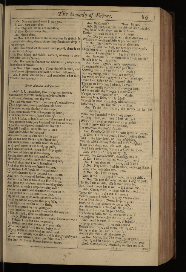 Ein aufgeschlagenes Buch mit schwarzem Hintergrund und einer Textseite mit der Überschrift "Die Komödie der Irrungen" in fetter weißer Schrift, wobei jedes Wort in einer anderen Schriftart und Farbe erscheint.