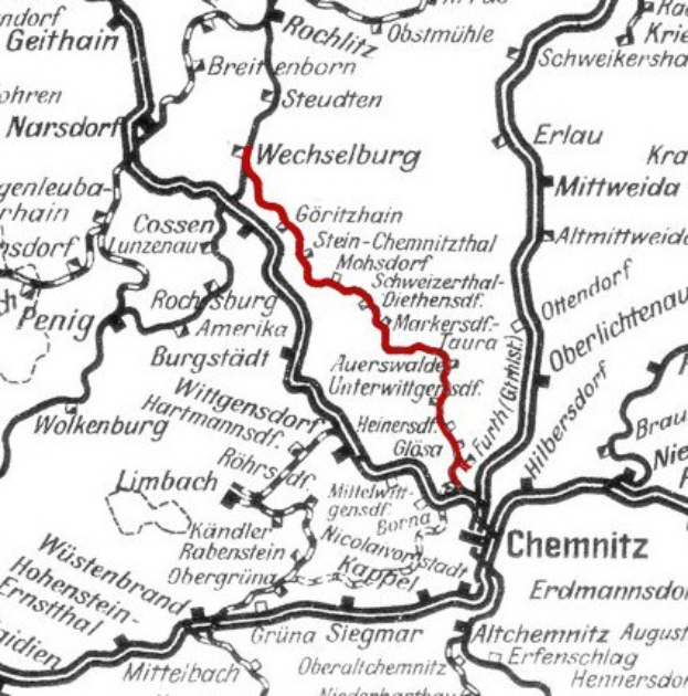 Schwarz-weiß-Stadtplan mit einer roten Bahnlinie, als Wechselburg- und Chemnitz-Bahnkarte beschriftet.