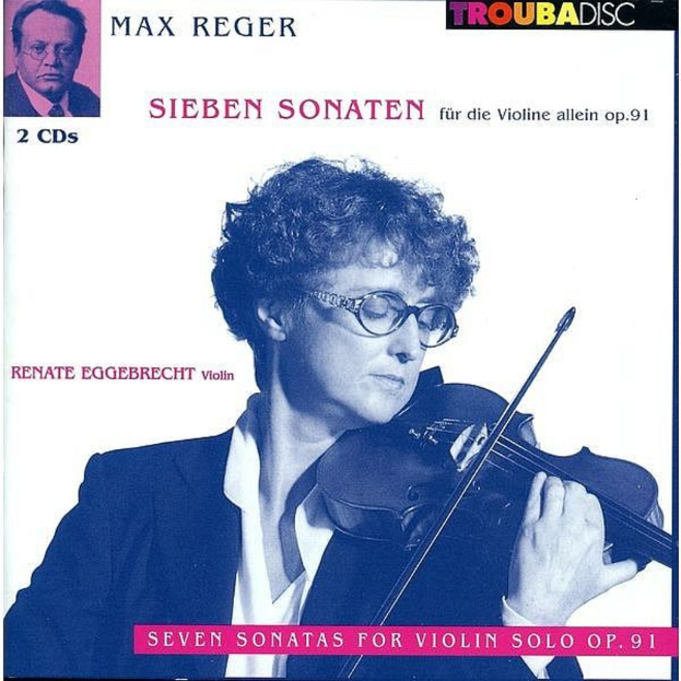 Eine Frau in Brille und Anzug, die eine Geige spielt, mit einem kleineren Bild einer Person oben auf dem Plakat.