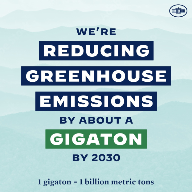 Ein Plakat mit Text und Logo, auf dem steht: "Wir reduzieren die Treibhausgasemissionen um etwa eine Gigatonne bis 2030", das für die Reduzierung der Treibhausgasemissionen bis 2030 wirbt.