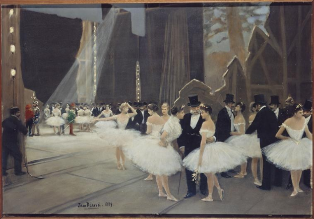 Ein Bild namens 'Tanz an der Oper' von Jean Beraud, das eine Gruppe von Tänzerinnen in weißen Tutus und Hüten auf einer Bühne zeigt, die von Lichtern beleuchtet wird und von einem Photo Rahmen umgeben ist.