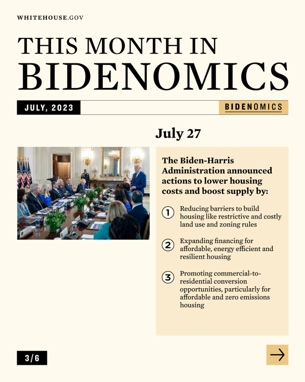 Eine Gruppe von Menschen, die um einen Tisch mit Flaggen, Lampen und einer Wand im Hintergrund sitzen, mit dem Text "Dieser Monat in Bidenomics Juli 2023" angezeigt.