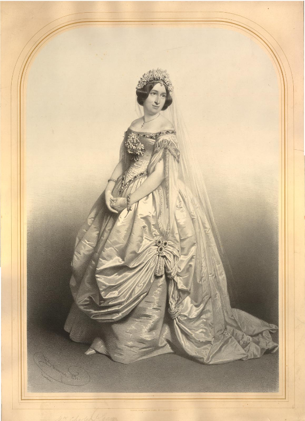 Ein Schwarz-Weiß-Foto einer Frau in einem Hochzeitskleid, die eine Tiara und einen Schleier trägt und deren Haar elegant hochgesteckt ist, die zur Seite schaut.