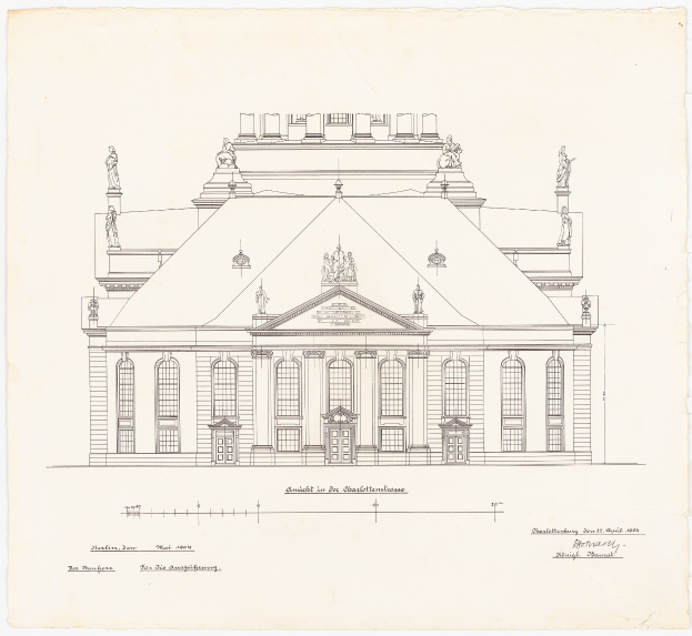 Eine detaillierte Zeichnung der Schlosshof-Gebäudefassade in Dresden, Deutschland, mit zahlreichen Fenstern und Statuen, skizziert auf einem Blatt Papier mit sichtbarem Text.