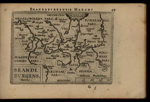 Ein altes Buch mit schwarzem Hintergrund und einer detaillierten Karte der Brandenburg-Region Deutschlands, einschließlich geografischer Merkmale wie Flüsse, Berge und Städte, mit begleitendem Text, der zusätzliche Informationen bietet.