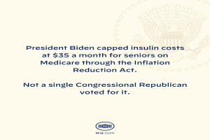 Ein Plakat mit Logo und Text, auf dem steht: "Präsident Biden hat die Insulin-Kosten für Senioren mit Medicare auf maximal 35 Dollar pro Monat begrenzt durch das Inflation Reduction Act."