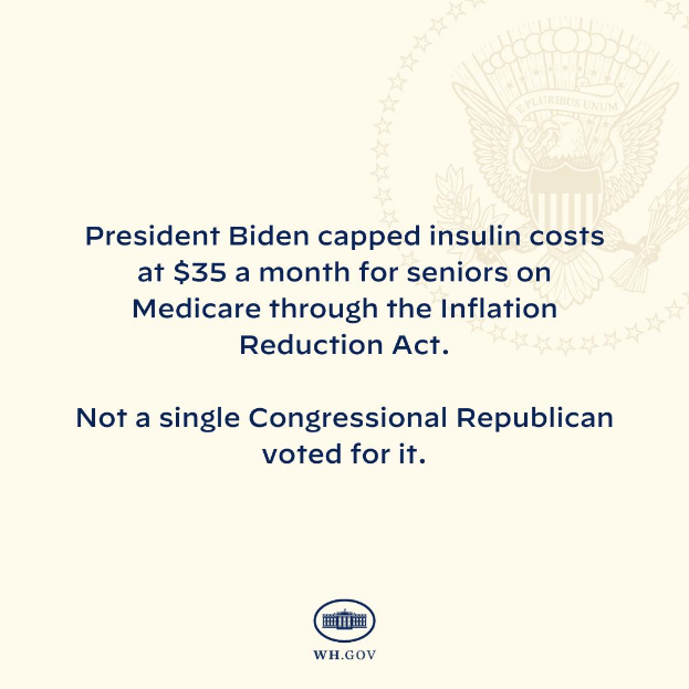 Ein Plakat mit Logo und Text, auf dem steht: "Präsident Biden hat die Insulin-Kosten für Senioren mit Medicare auf maximal 35 Dollar pro Monat begrenzt durch das Inflation Reduction Act."