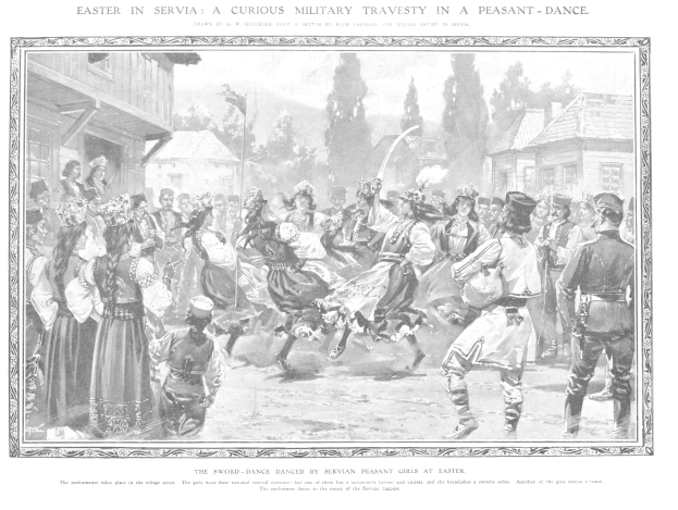 Schwarz-weißes Bild einer tanzenden Gruppe vor einer Menge, mit Häusern und Bäumen im Hintergrund.