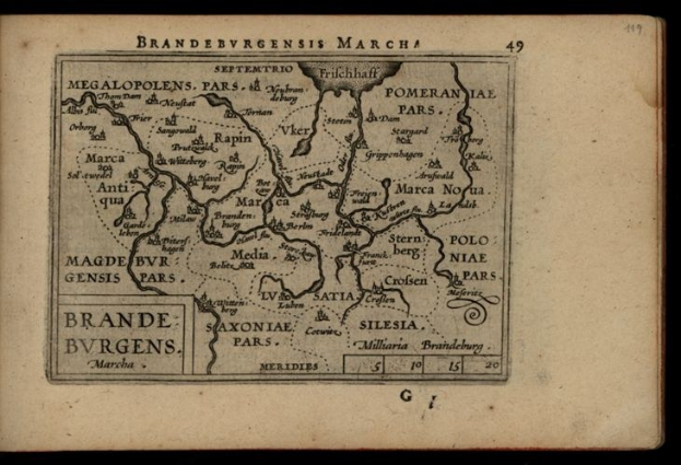 Ein altes Buch mit einem schwarzen Hintergrund, das eine detaillierte Karte der Brandenburg-Region Deutschlands zeigt, einschließlich geografischer Merkmale wie Flüsse, Berge und Städte, zusammen mit Texten über die Region.