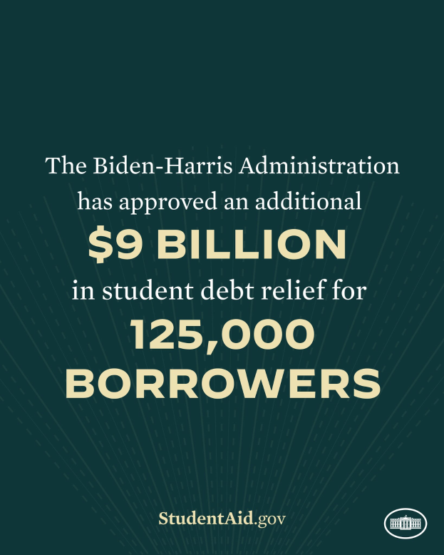 Ein Plakat mit der Aufschrift "Die Biden-Harris-Regierung hatadditionalen 9 Milliarden US-Dollar an Studienkrediten für 125.000 Schuldner genehmigt" und einem Logo unten.