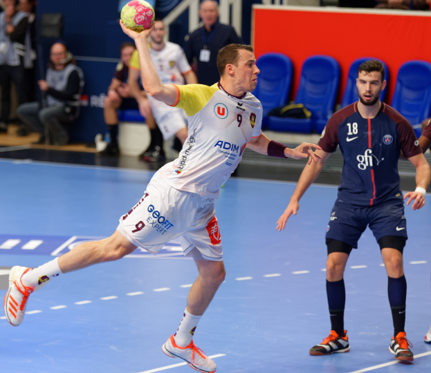 Eine Gruppe von Männern, die Handball auf einem Platz mit einem Ball in der Mitte spielen, mit Zuschauern im Hintergrund und einer Anzeigetafel, die 0-0 anzeigt, während eines Futsal-Weltmeisterschaftsspiels.