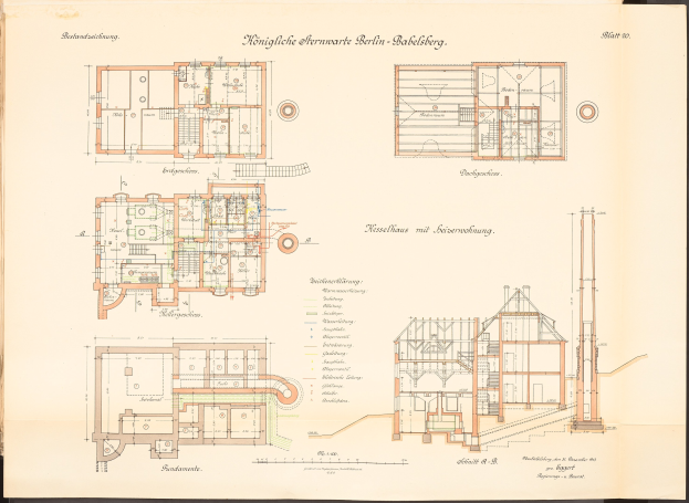 Altes Buch mit detaillierten Architekturplänen und Text, das einen Entwurf des ursprünglichen Plans für das Königliche Hermwerk Berlin-Baklberg-Gebäude zeigt.