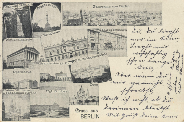 Eine alte Postkarte mit mehreren Bildern von Berlin, darunter Architektur, Bäume und eine Statue, mit handgeschriebener Text.