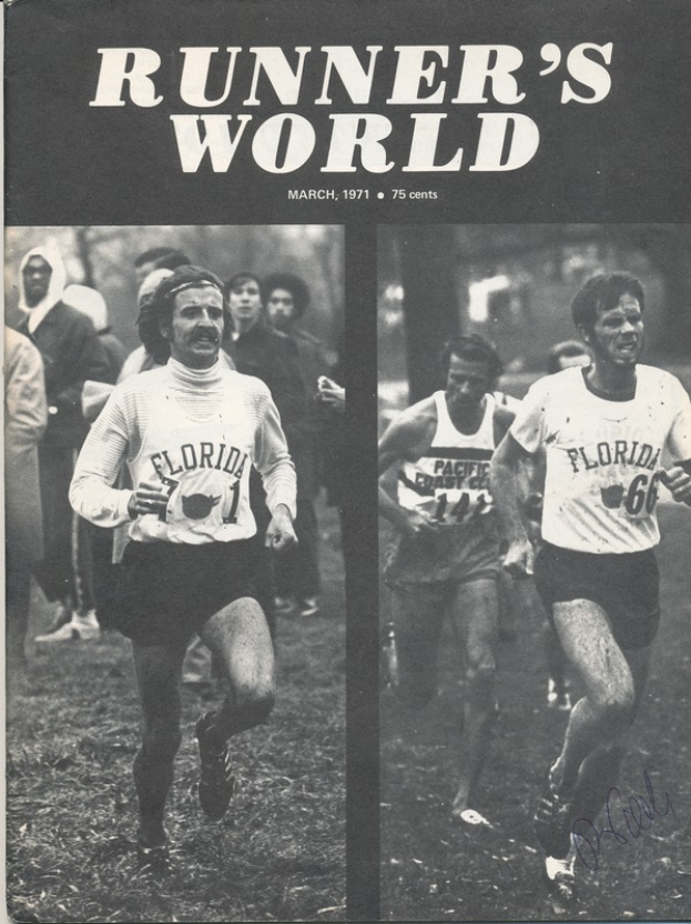 Ein Schwarz-Weiß-Foto einer Gruppe von Menschen, die bei einem Rennen laufen, mit der Aufschrift "Runner's World Magazine March 1971" darüber.