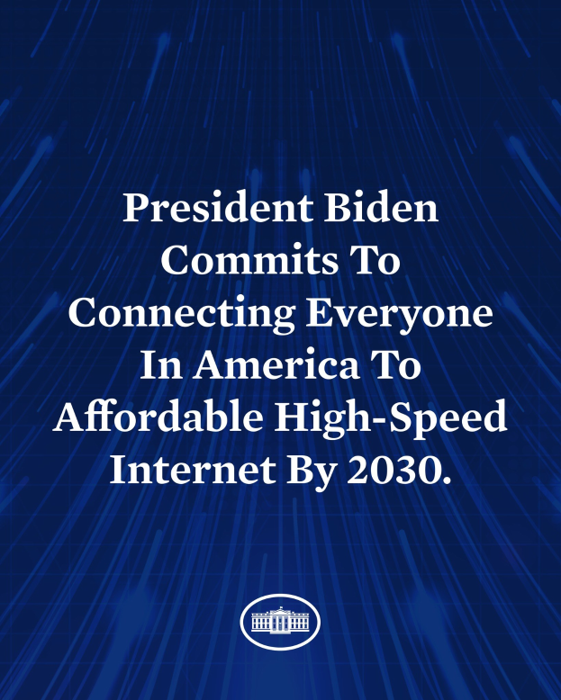 Blauer Hintergrund mit zentrierter weißer Schrift, die "Präsident Biden verpflichtet sich, bis 2030 jeden Amerikaner mit erschwinglichem Hochgeschwindigkeitsinternet zu verbinden".